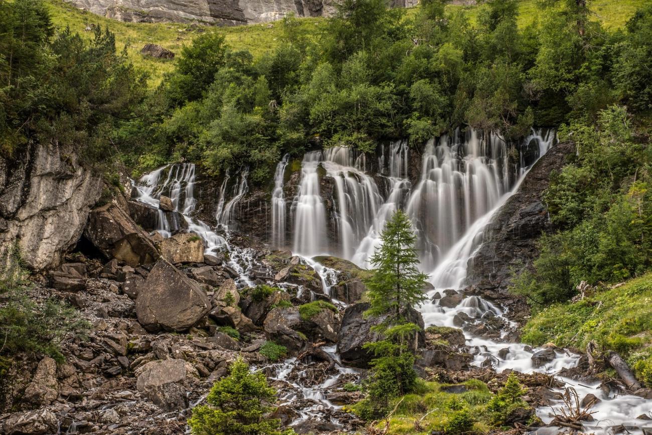 Wasserkraft pur: Die "Sibe Brünne" und die tosenden Simmenfälle